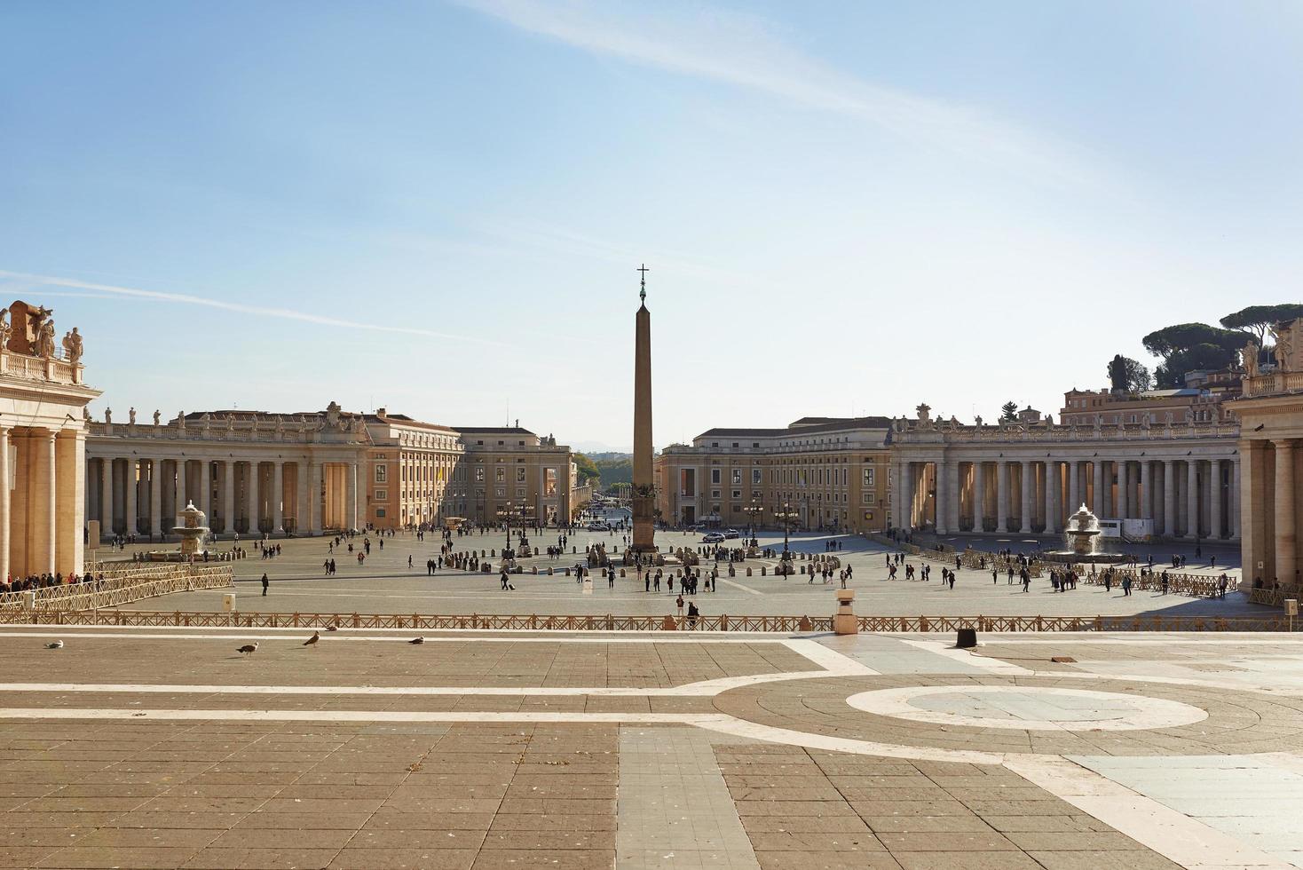 vaticano, italia, 2021-st. piazza san pietro in vaticano in una giornata di sole foto