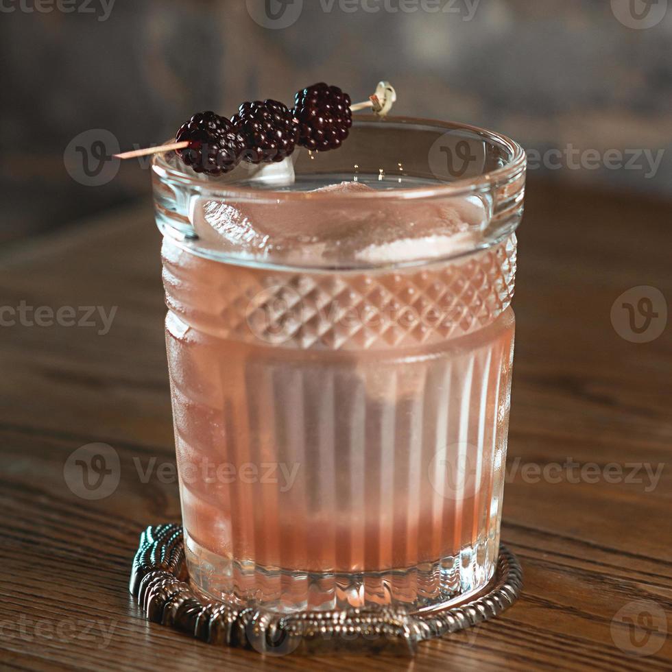 cocktail alcolico con more in vetro foto