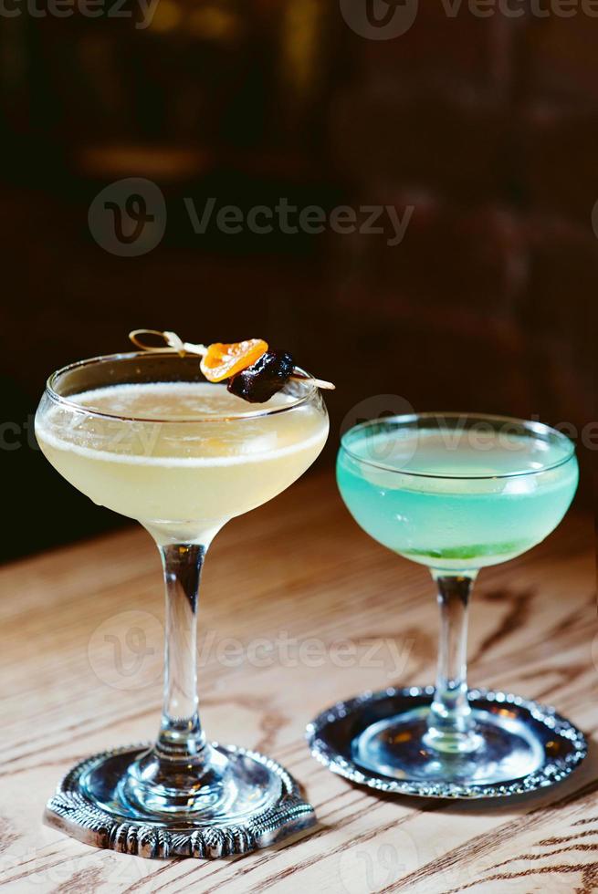 diversi cocktail colorati alcolici e analcolici nei bicchieri sul tavolo foto