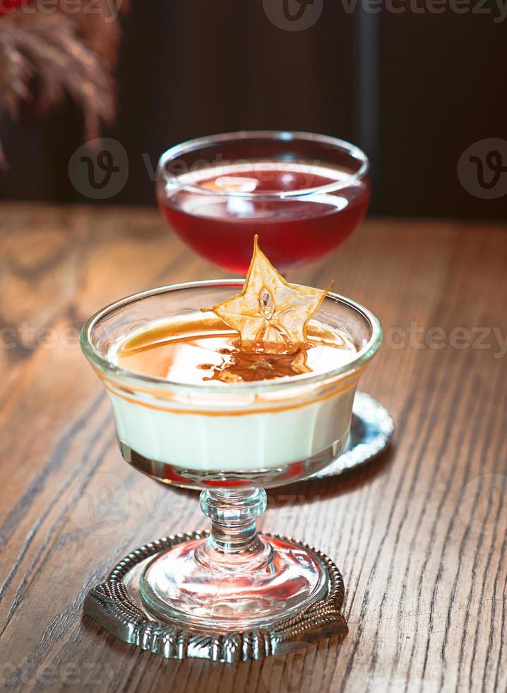 panakota da dessert e cocktail rosso foto
