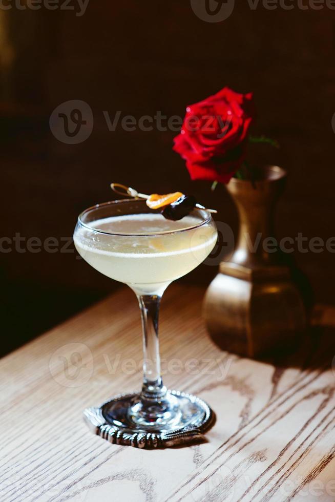 diversi cocktail colorati alcolici e analcolici nei bicchieri sul tavolo foto