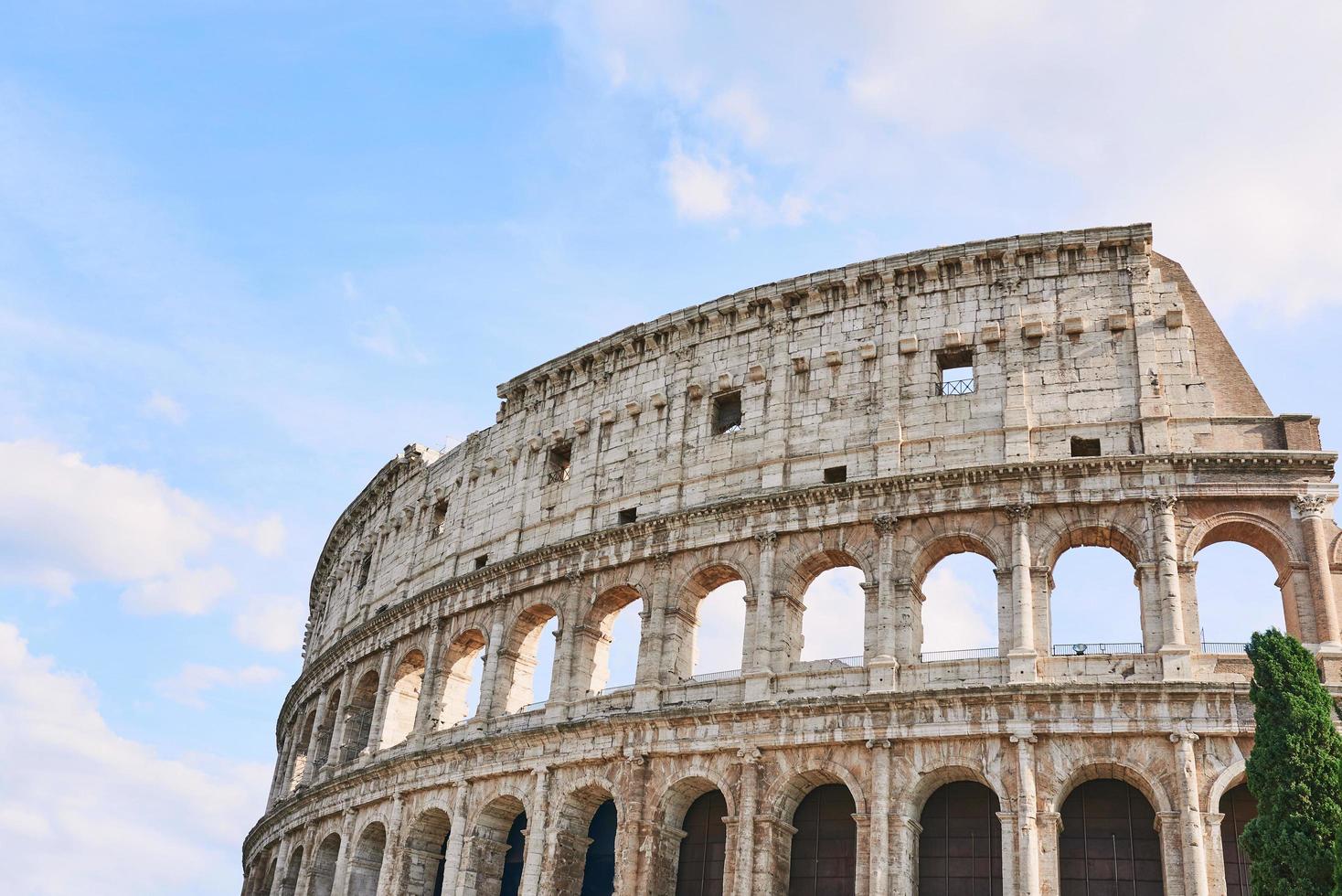 roma, italia, 2021 - anfiteatro colosseo in una giornata di sole foto