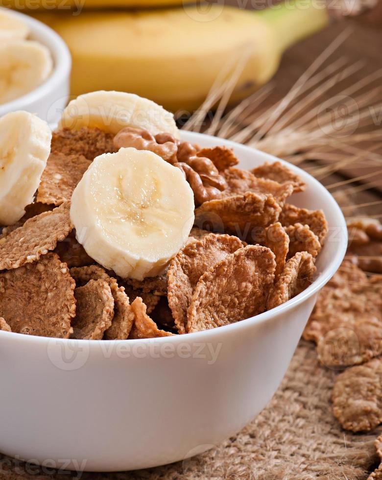 colazione sana - muesli integrale in una ciotola bianca foto