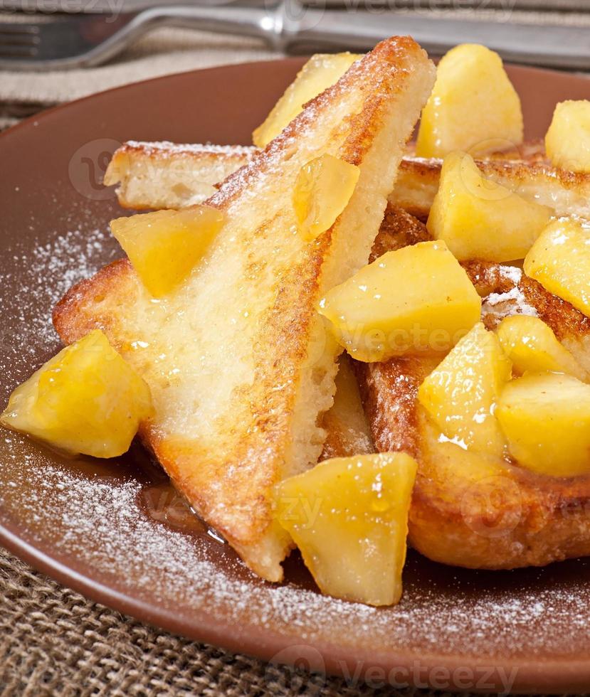 French toast con mele caramellate a colazione foto