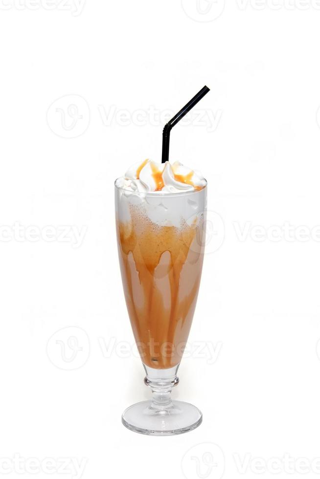 cocktail di caffè con caramello in tazza di vetro foto