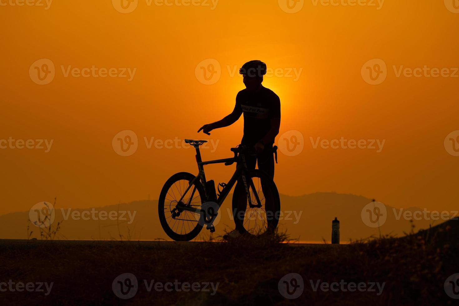 sagoma di un ciclista al tramonto in Thailandia. foto