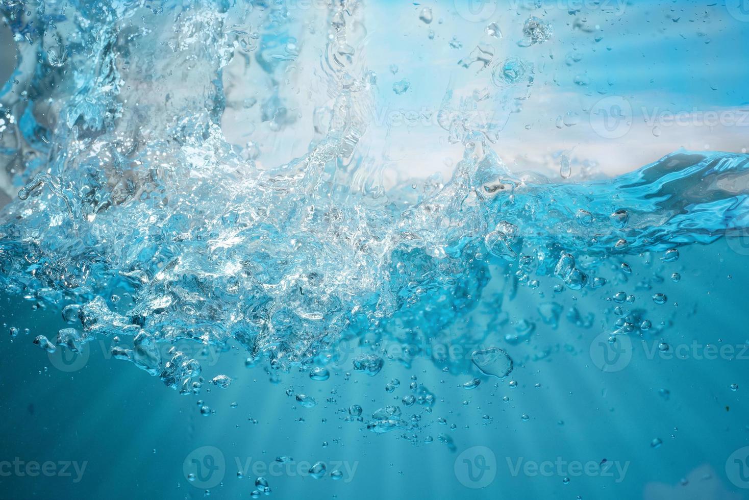 le onde del mare blu hanno smesso di fumare con bolle separate su uno sfondo bianco. angoli popolari, concetti naturali foto