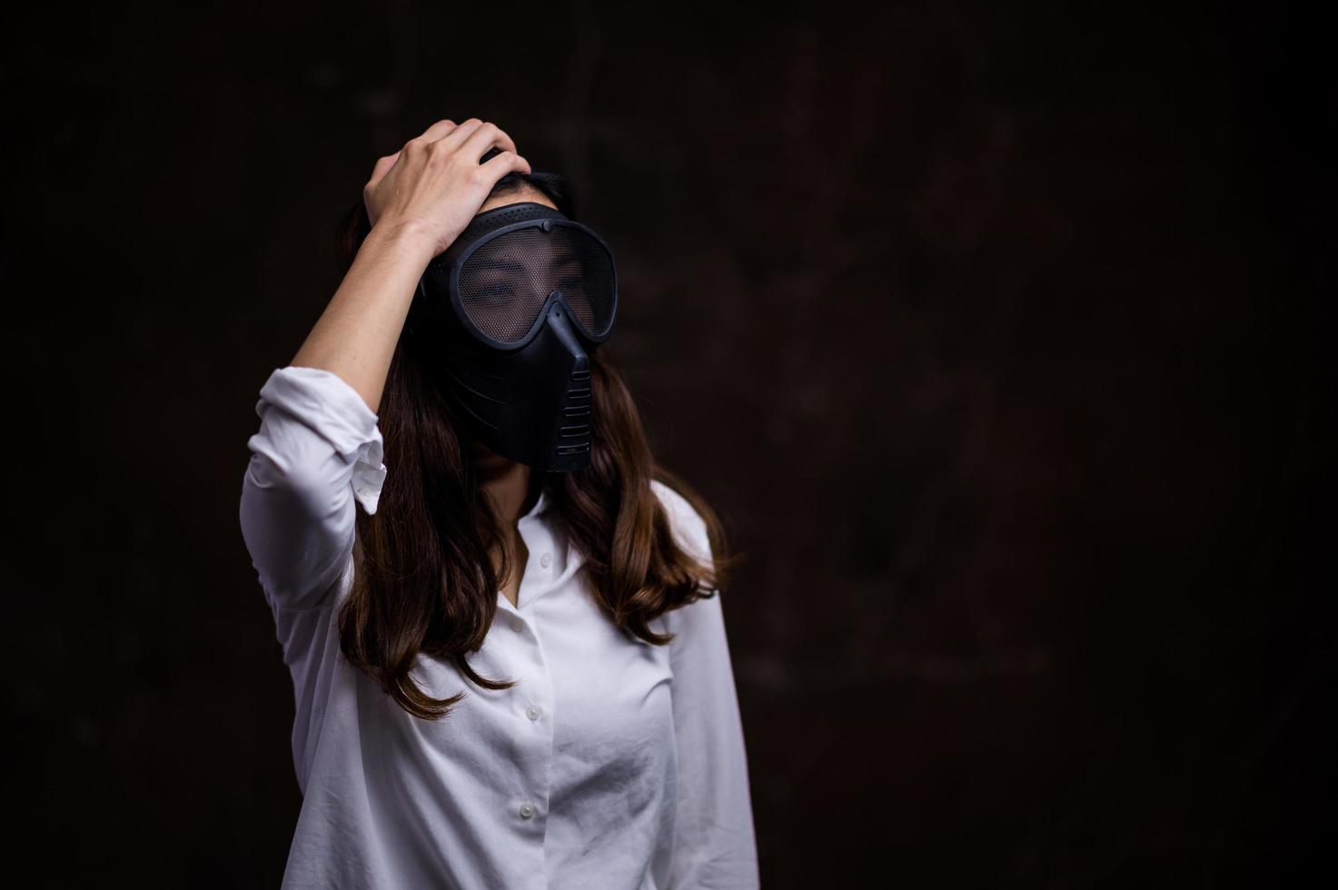 le donne asiatiche stressate devono usare una maschera antigas per prevenire l'inquinamento da polvere e prevenire l'infezione da virus che si diffondono nell'aria foto