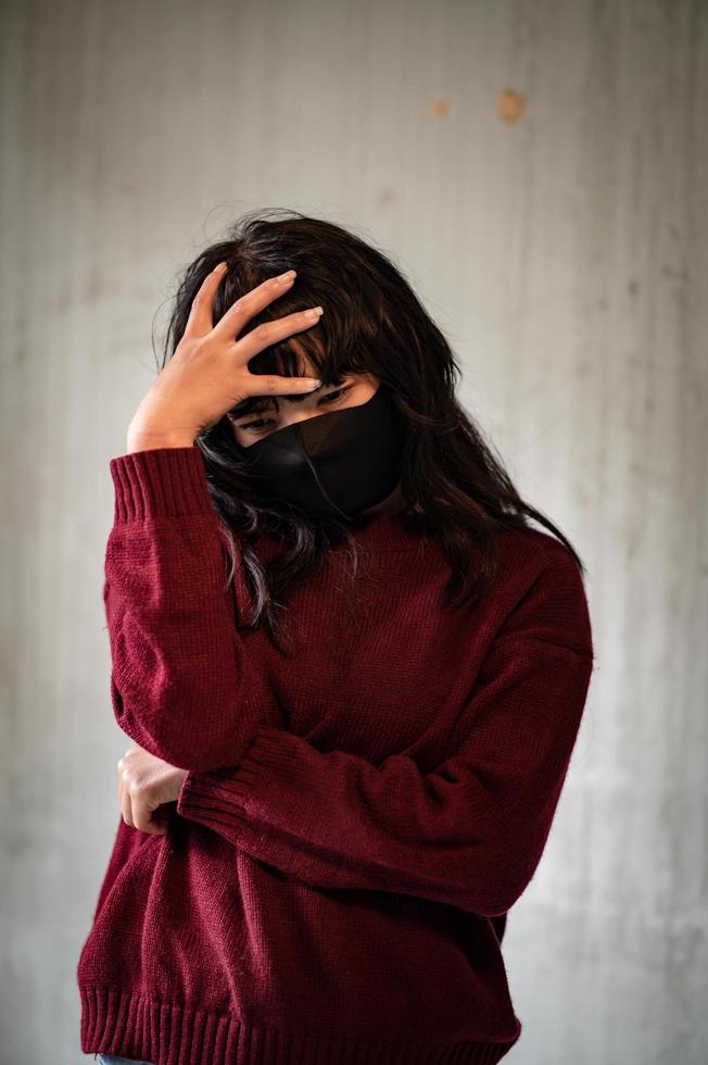 le donne asiatiche stressate devono usare una maschera per prevenire l'inquinamento da polvere e prevenire l'infezione da virus che si diffondono nell'aria foto
