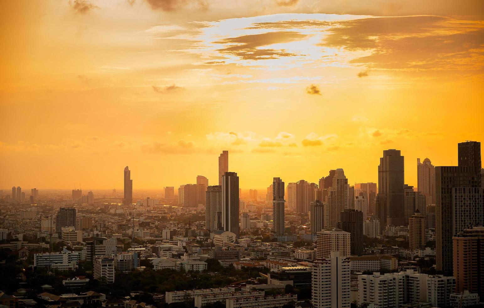 vista di un grattacielo a Bangkok quando il sole sta per tramontare e quando la Thailandia è coperta dallo smog dalla polvere di pm2,5 foto