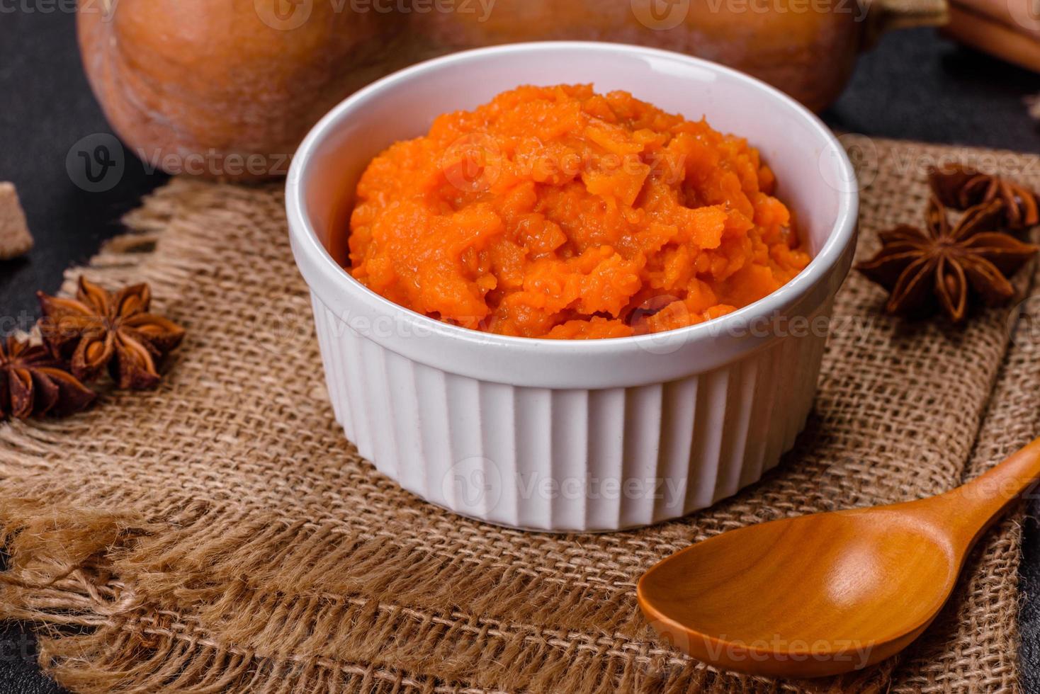 purea di zucca carote in una ciotola su uno sfondo scuro foto