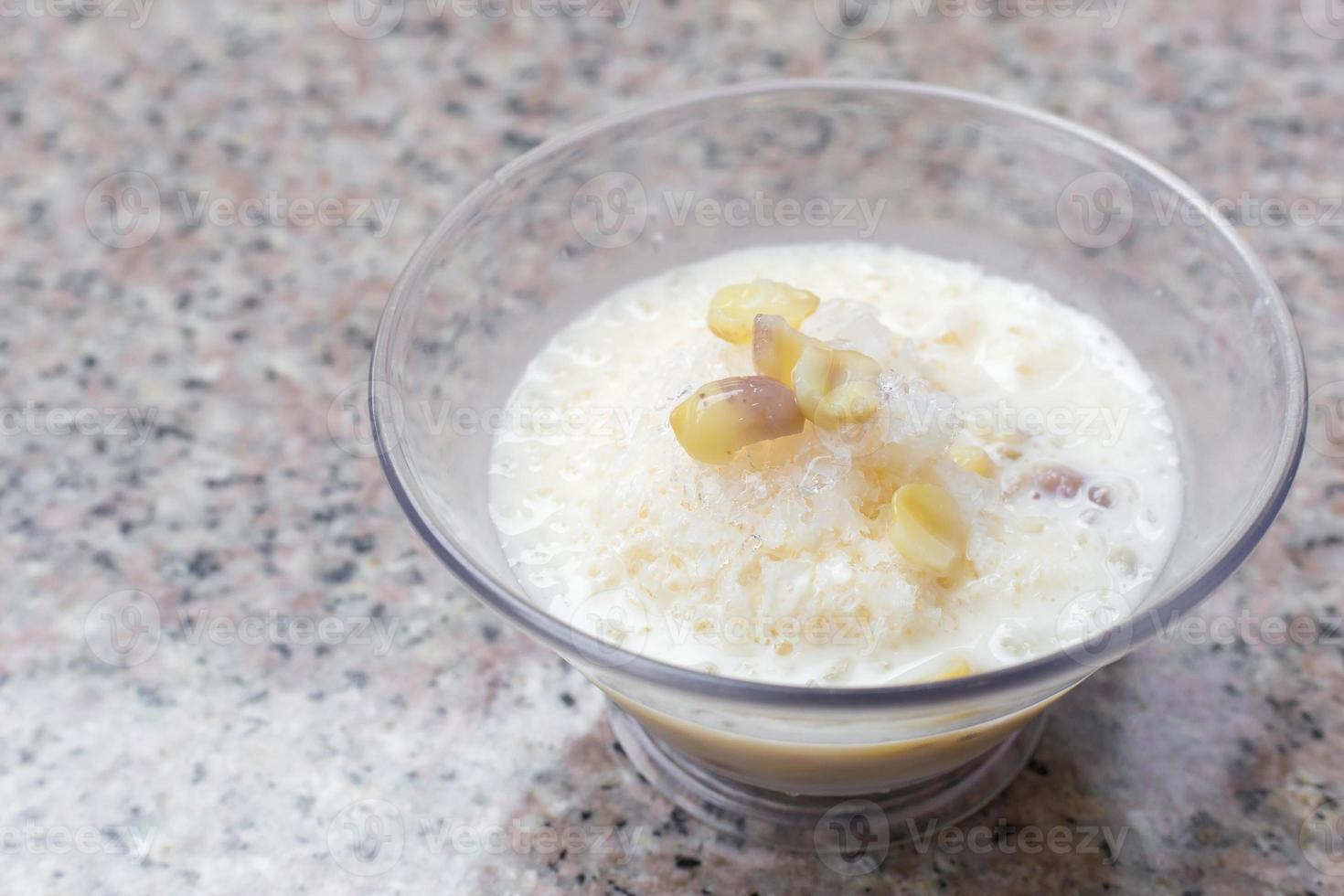 semi di loto bolliti con latte di cocco che mangiano con ghiaccio è un dolce della Thailandia. è un buon dolce da rinfrescare durante l'estate. foto