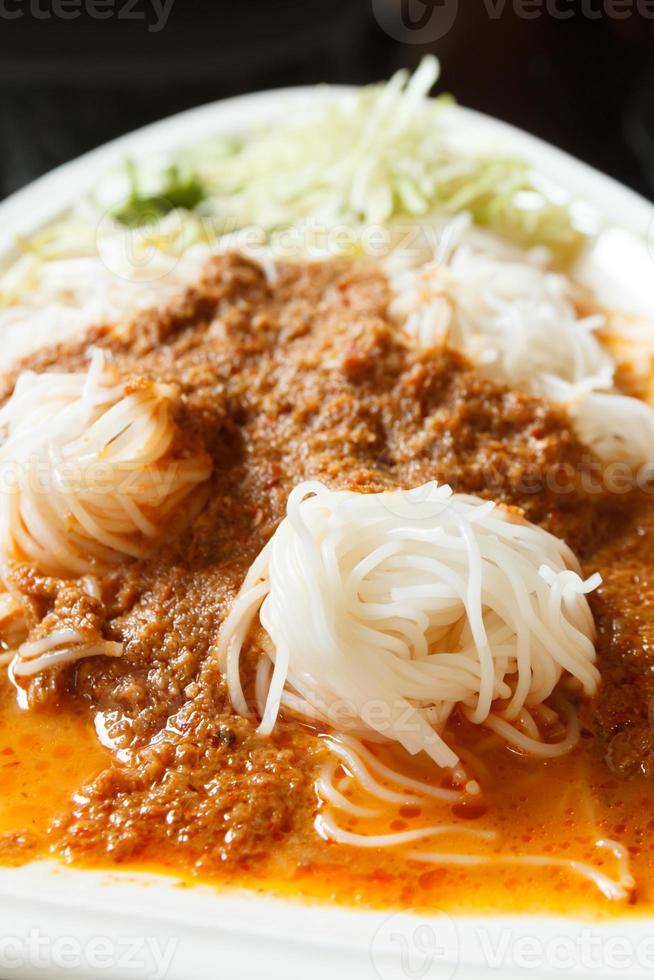spaghetti di riso in salsa di pesce al curry foto