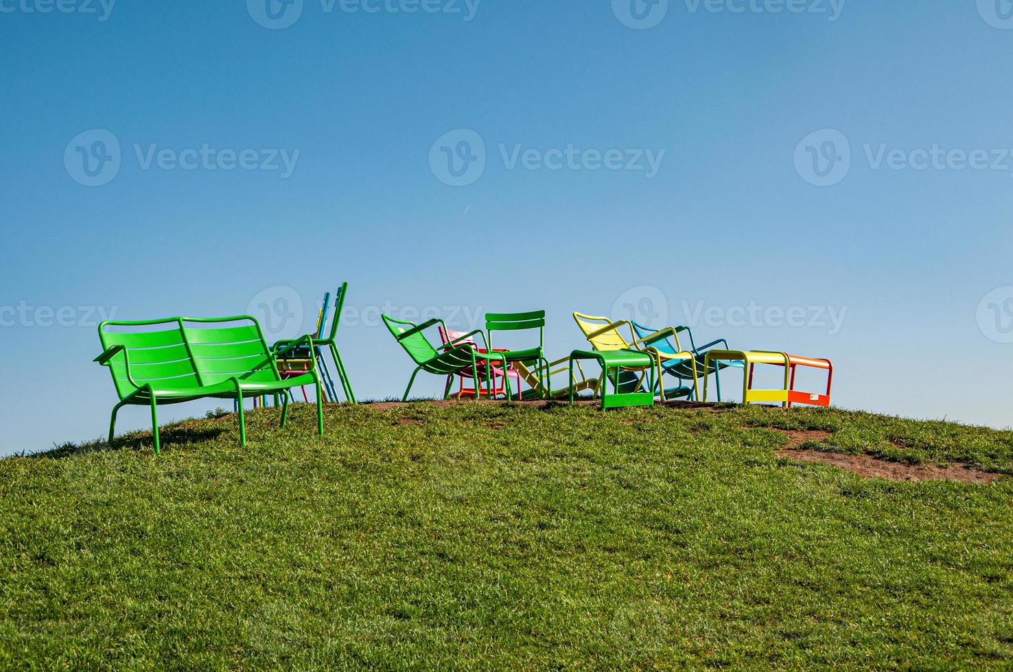 sedie sulla collina con erba verde foto