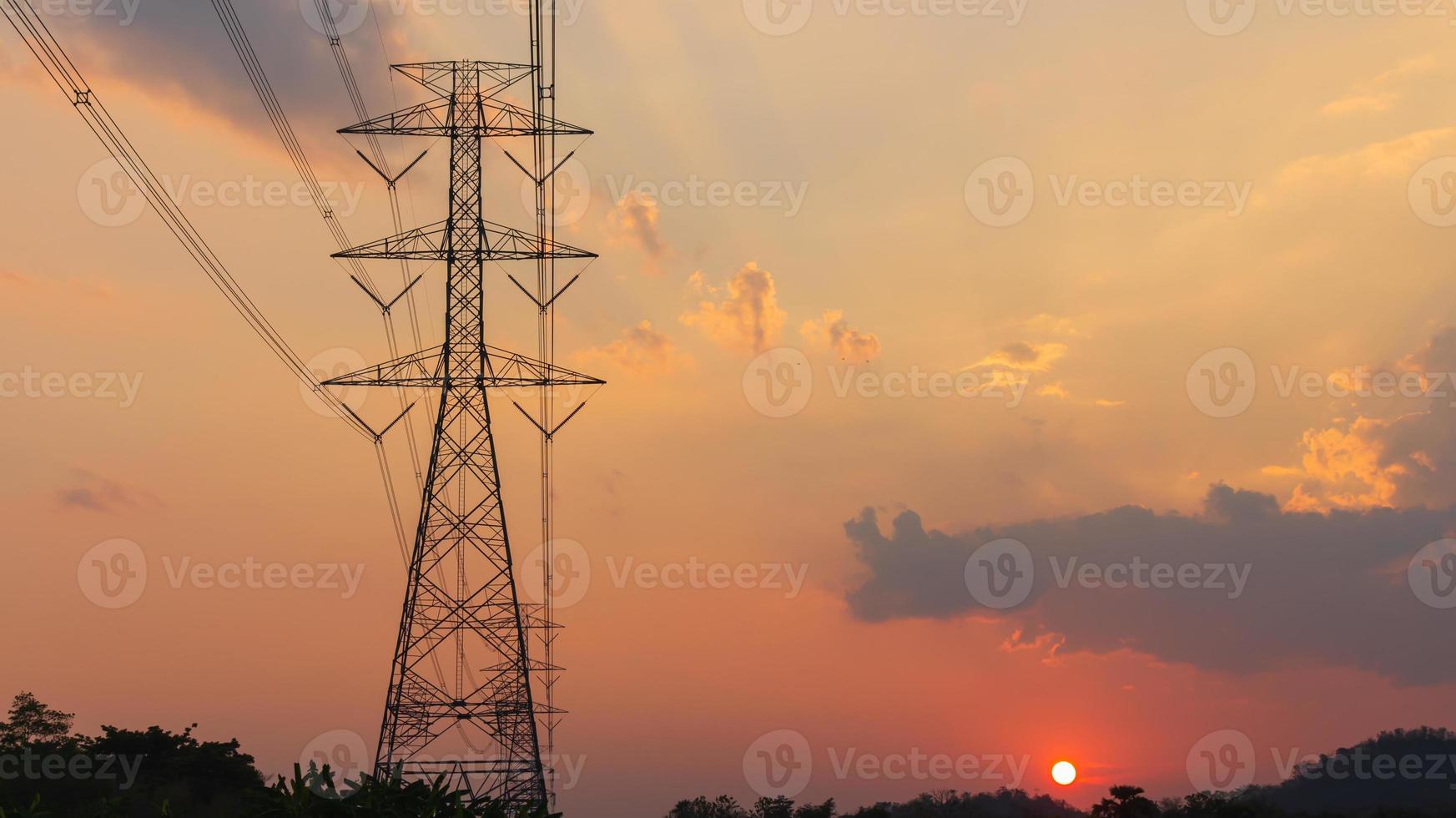 i poli della potenza e le linee di trasmissione di potenza al tramonto, i poli dell'alta tensione forniscono energia a lunga distanza. foto