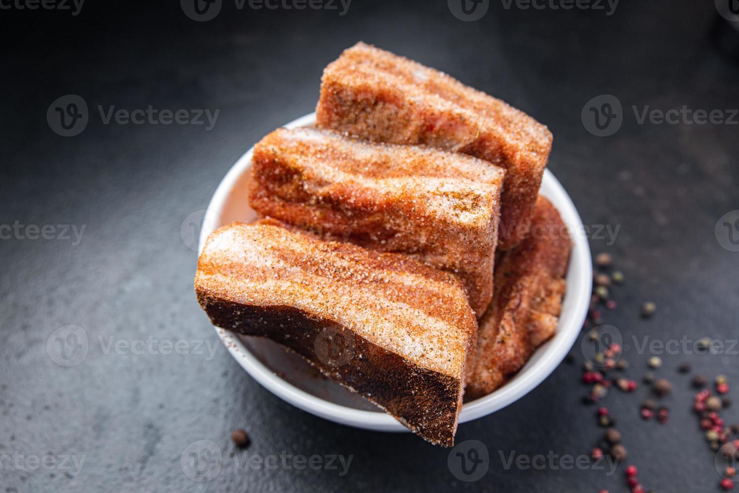 pancetta pancetta pezzo di carne grasso lardo carne di maiale fresca in spezie farina fresca foto