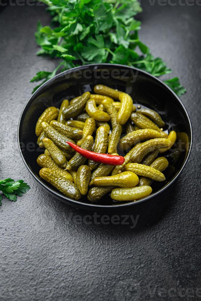 cetriolini cetrioli sottaceto salato pasto vegetale spuntino sul tavolo foto