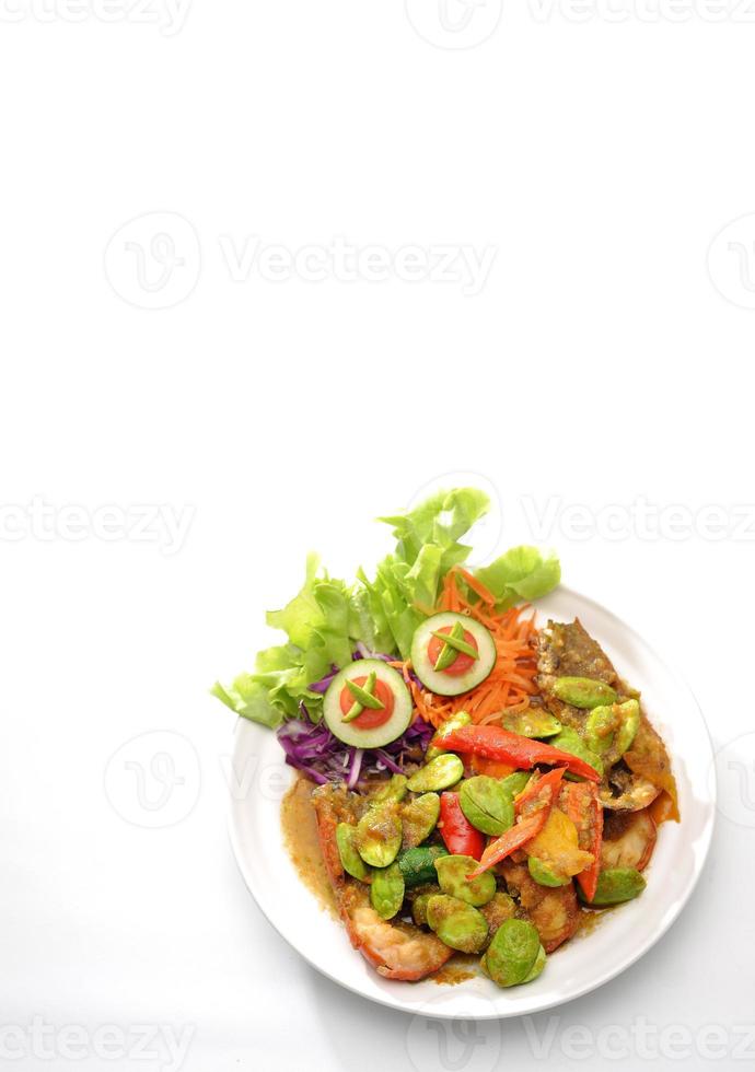 gamberi speziati e verdure parkia speciosa fritti con molte spezie foto