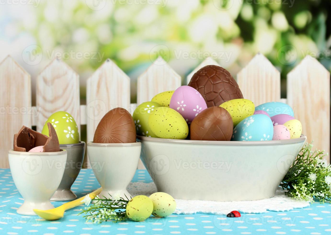 composizione delle uova di Pasqua e di cioccolato su sfondo naturale foto