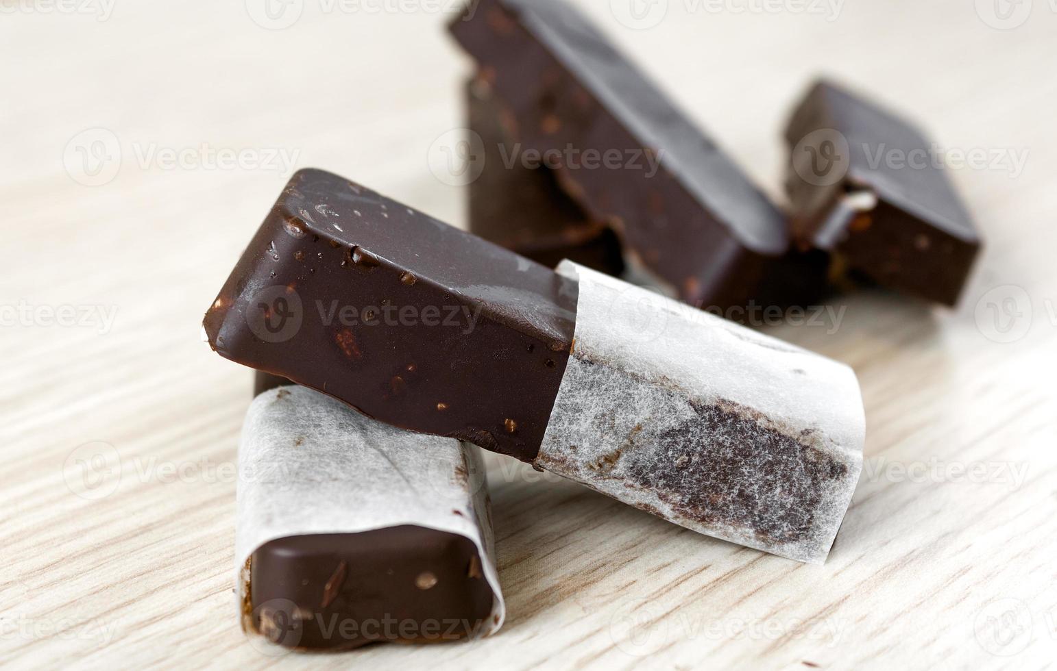 barrette di cioccolato su fondo di legno. immagine filtrata foto