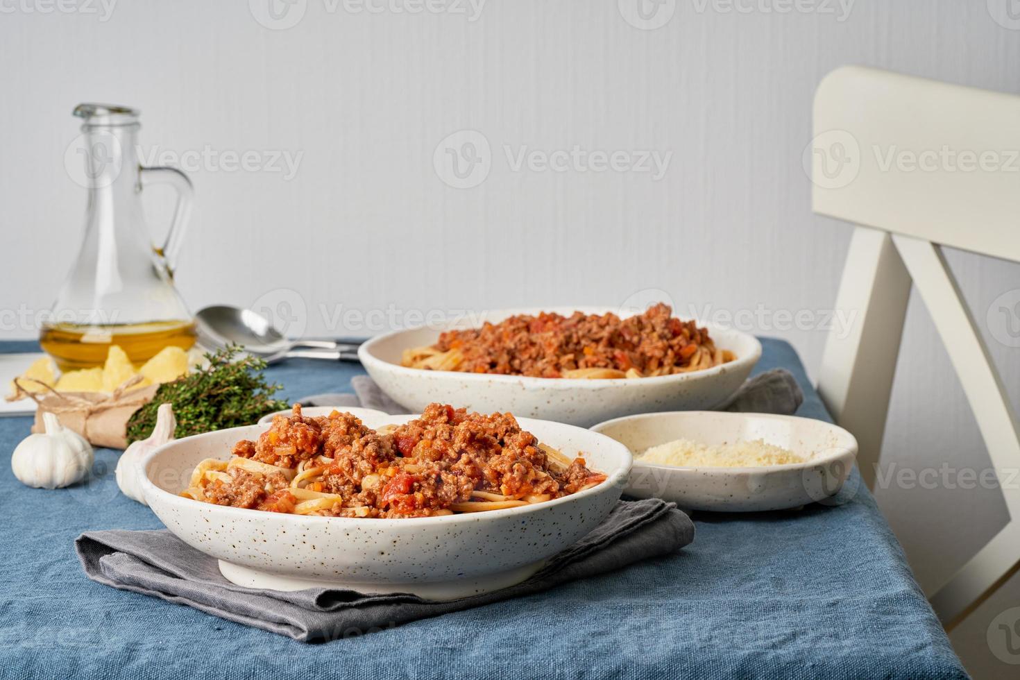 linguine di pasta alla bolognese con carne macinata e pomodori. cena italiana per due foto