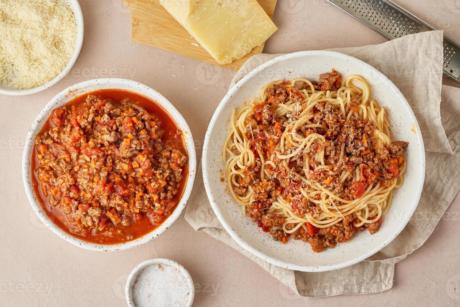 pasta alla bolognese con spaghetti, carne macinata e pomodori, parmigiano. cucina italiana foto