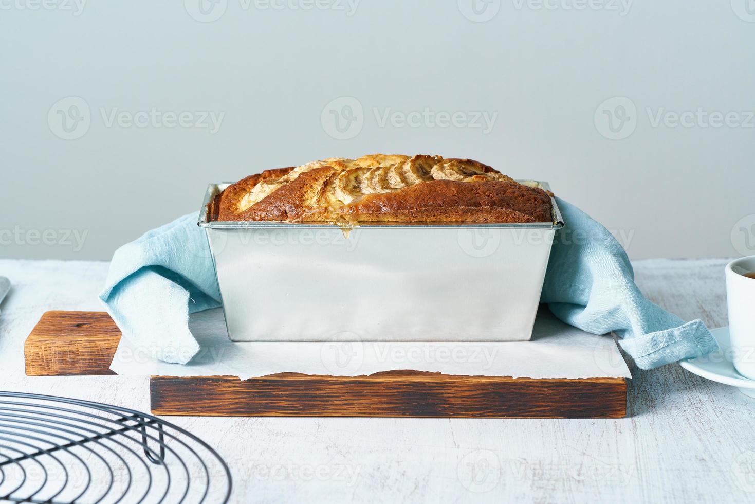 pane alla banana in padella. torta con banana, cucina tradizionale americana foto