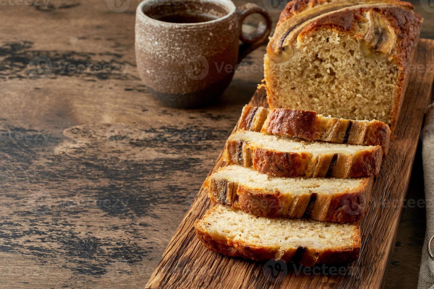 Pane alla banana. torta con banana, cucina tradizionale americana. fette di pane. sfondo scuro foto