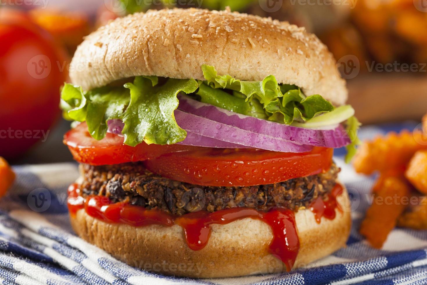 hamburger di quinoa vegetariano sano fatto in casa con lattuga foto