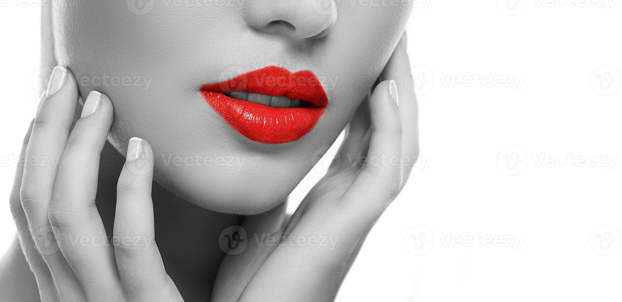 ragazza con rossetto rosso foto