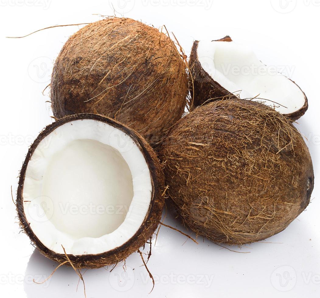 noci di cocco su sfondo bianco foto