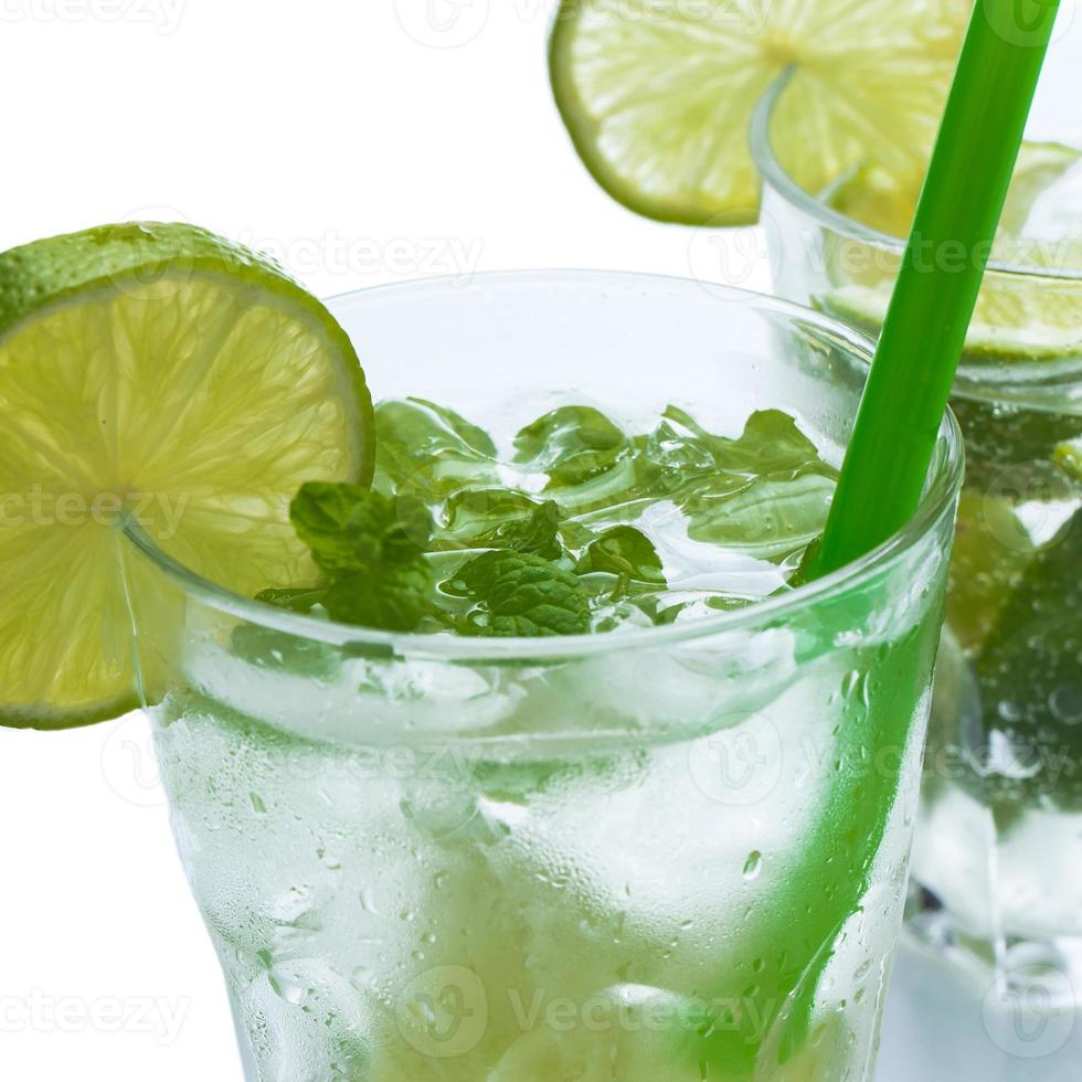 bevanda fresca con lime e menta foto