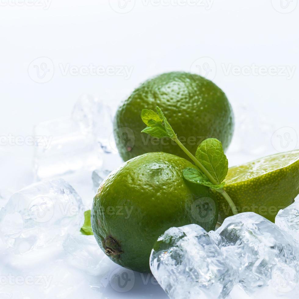 frutta fresca di lime e menta foto