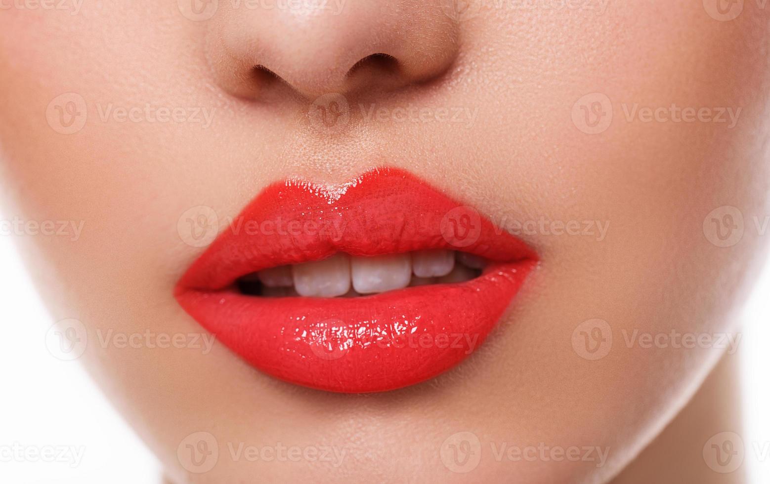 ragazza con rossetto rosso foto