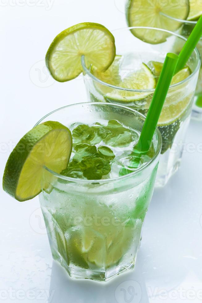 bevanda fresca con lime e menta foto