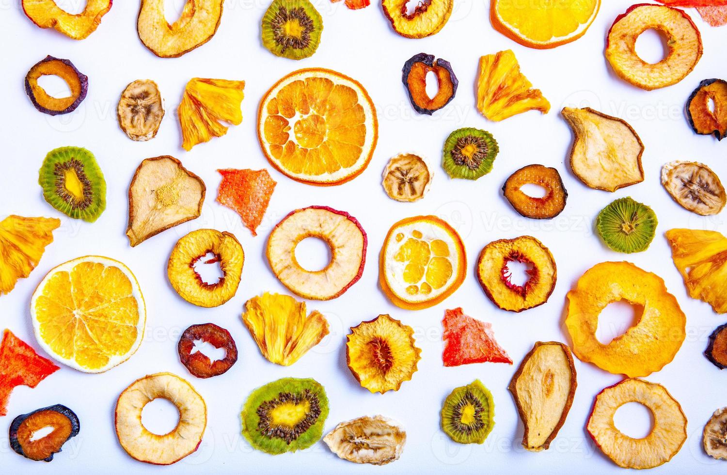 organico sano assortito mix di frutta secca da vicino. snack a base di frutta secca. mele secche, mango, feijoa, albicocche secche, prugne secche vista dall'alto foto