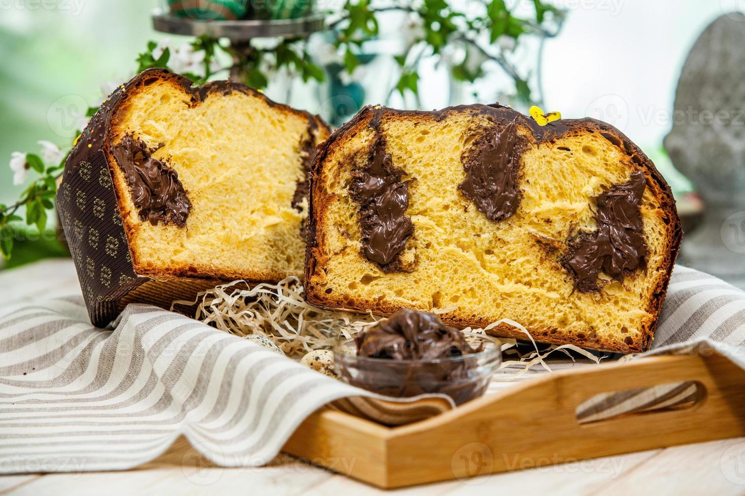 panettone fatto in casa. pane dolce tradizionale italiano. panettone con una fetta servito su un tavolo di legno. foto