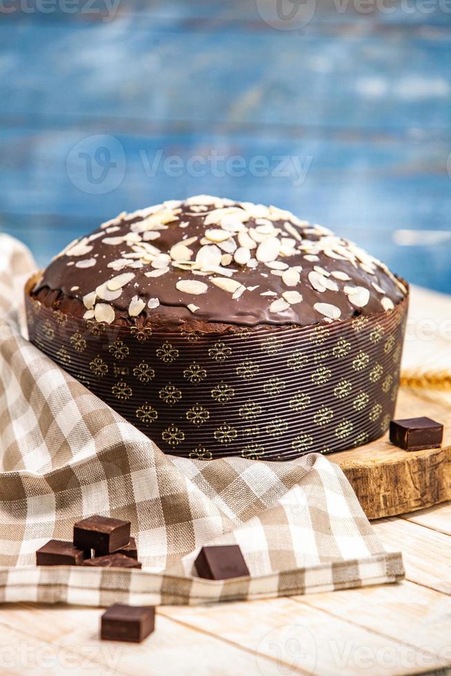 panettone fatto in casa. pane dolce tradizionale italiano. panettone con una fetta servito su un tavolo di legno. foto