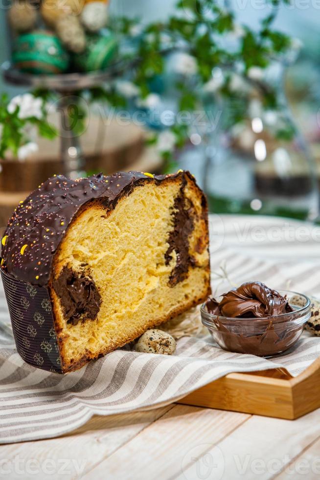 panettone fatto in casa. pane dolce tradizionale italiano. panettone con una fetta servito su un tavolo di legno. foto