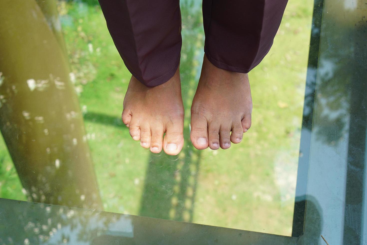 piedi di donna in piedi sul pavimento di vetro foto