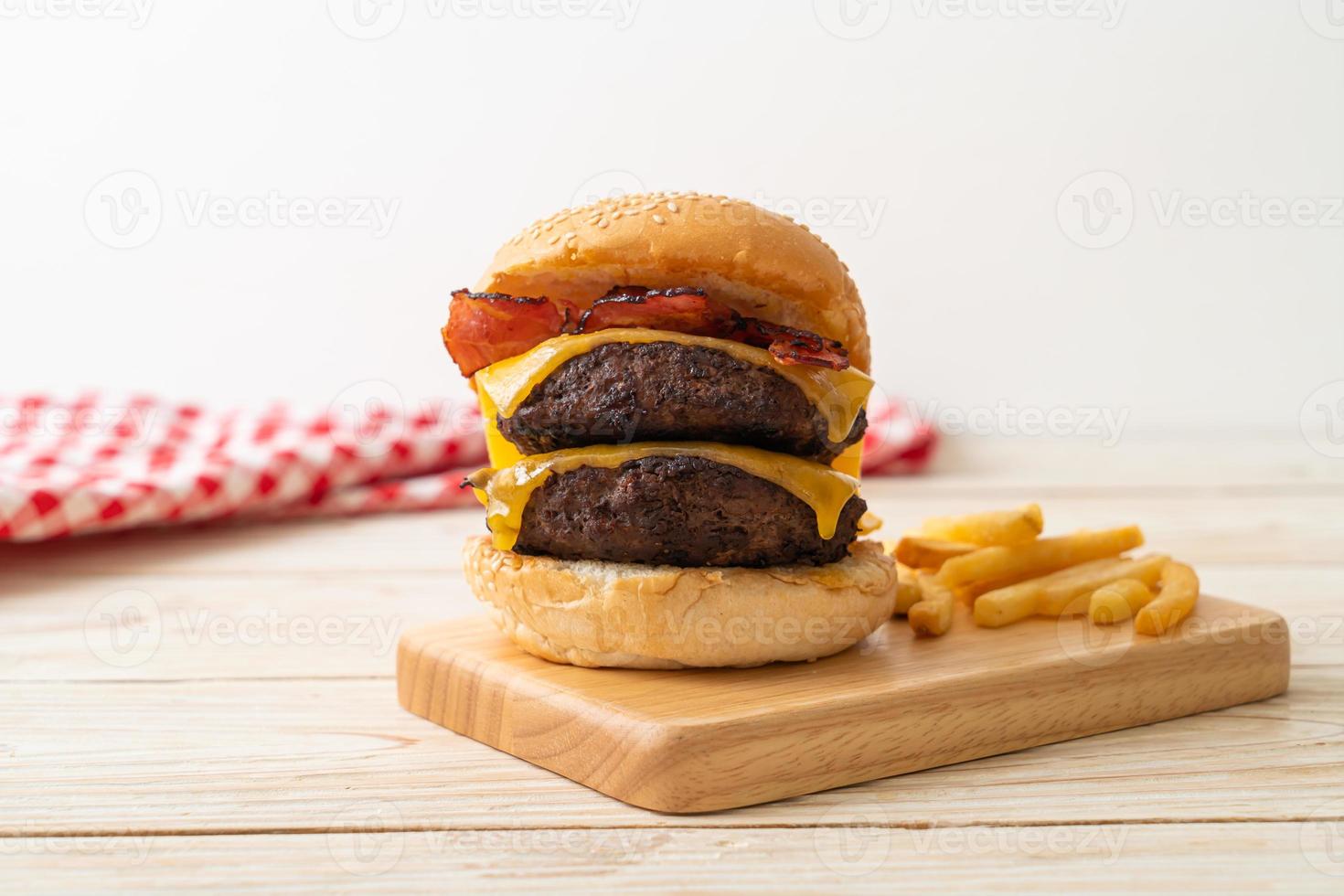 hamburger o hamburger di manzo con formaggio e pancetta foto