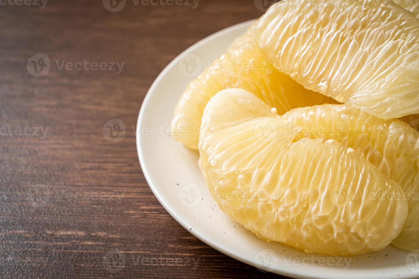 pomelo fresco sbucciato, pompelmo o shaddock foto