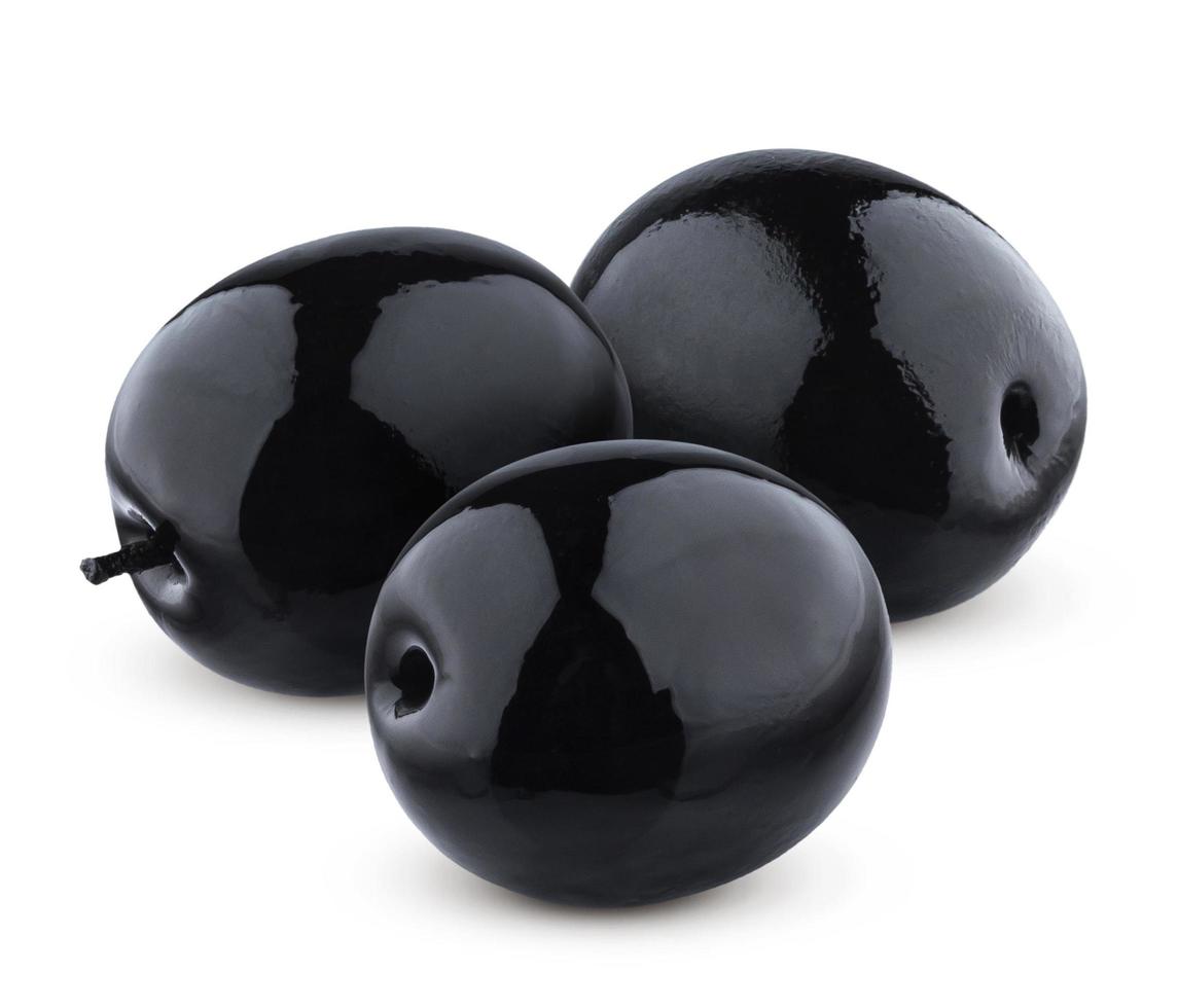 tre olive nere isolate su sfondo bianco foto