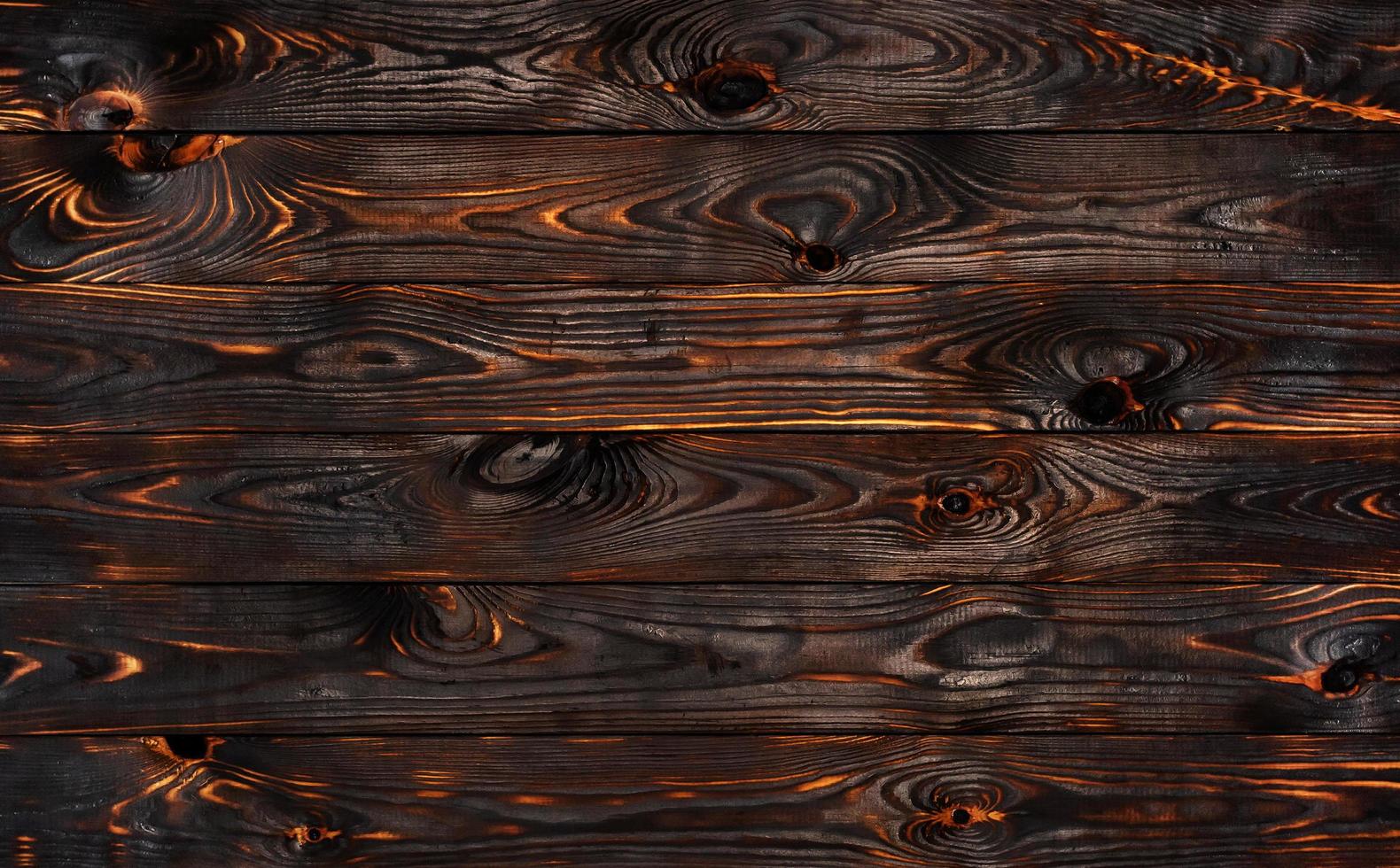 tavola di legno bruciata, struttura in legno di carbone nero, sfondo barbecue bruciato foto