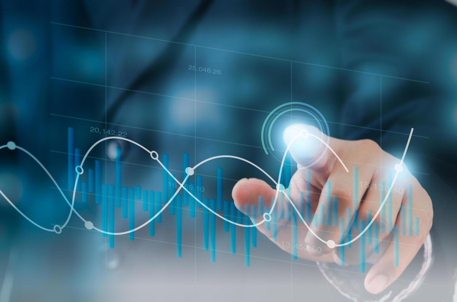 schermo virtuale commovente del dito dell'uomo d'affari con i cambiamenti del mercato azionario. grafico a candela aziendale e trading online bianco. foto