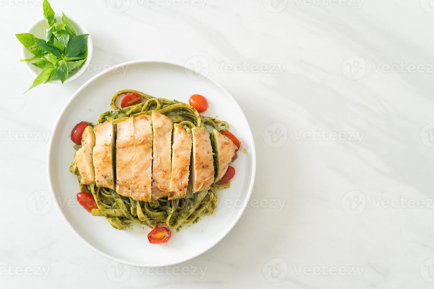 fettuccine spaghetti al pesto con pollo alla griglia foto