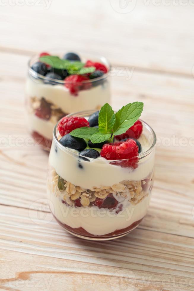 lamponi e mirtilli fatti in casa con yogurt e muesli foto