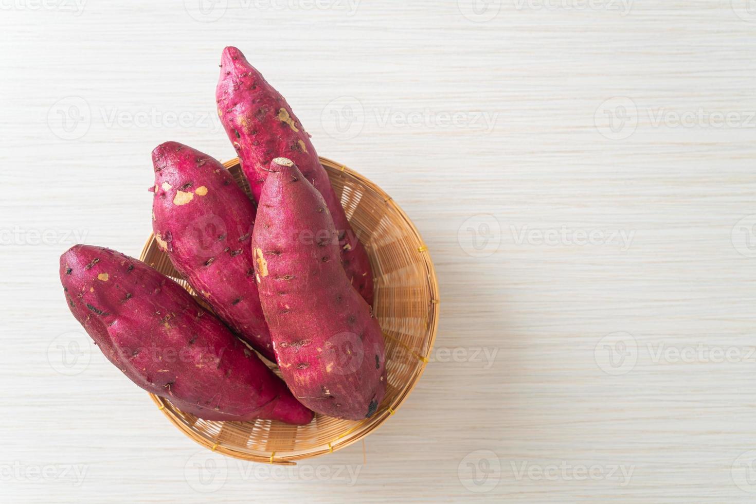 patate dolci giapponesi su cestino foto