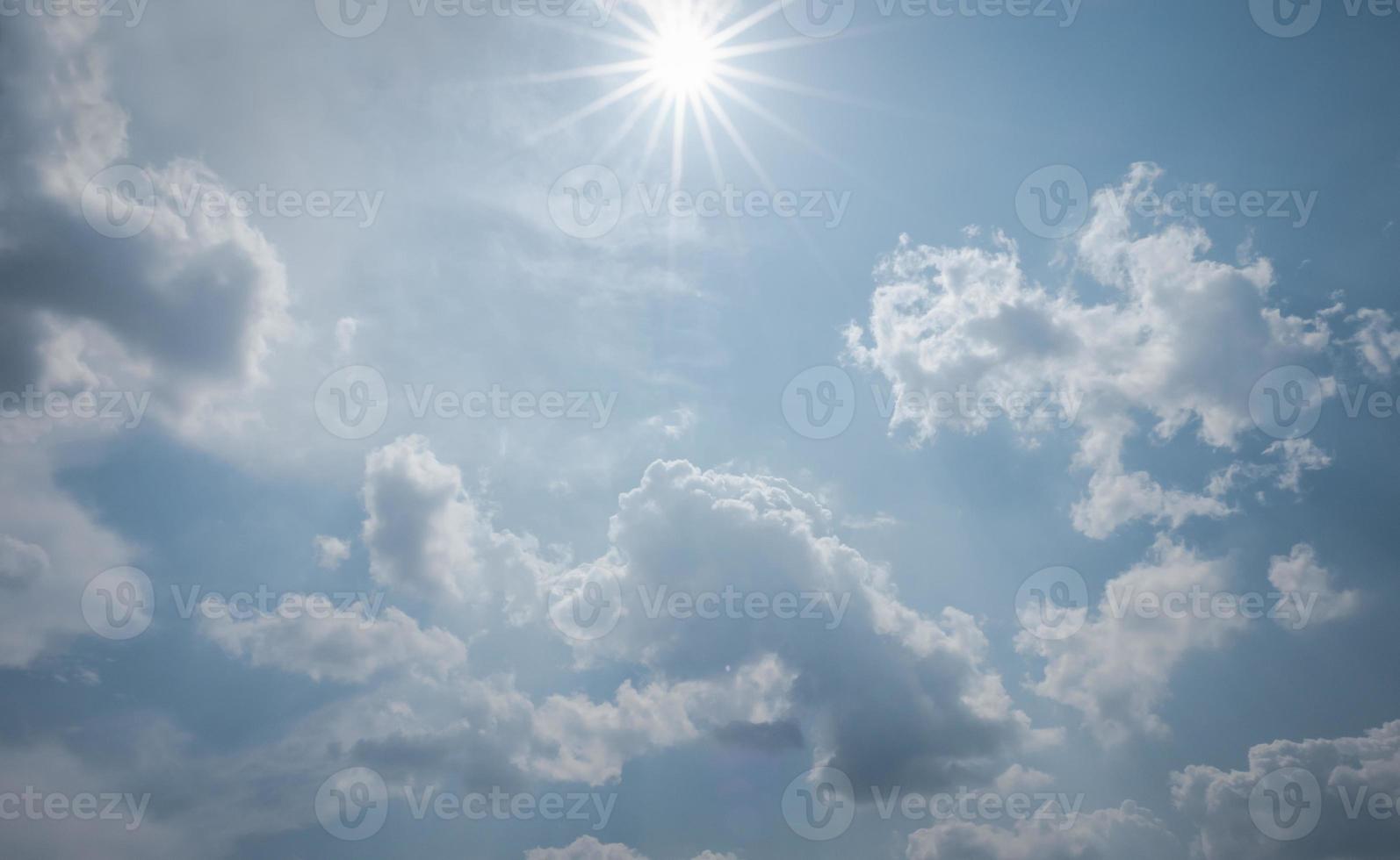 bel cielo blu luminoso sole di mezzogiorno con soffici nuvole. sole estivo con sfondo bianco cloudscape. sfondo naturale scenico giorno di sole orizzonte cielo carta da parati. foto