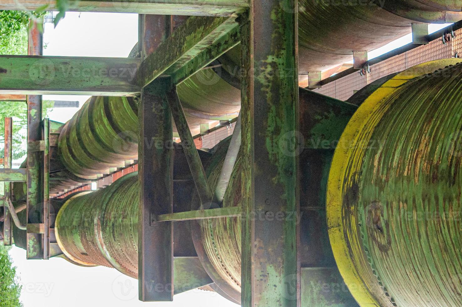 parti arrugginite di un edificio industriale foto